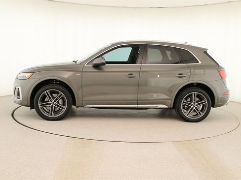 Used 2024 Audi Q5 e Premium w/ Convenience Package image 2