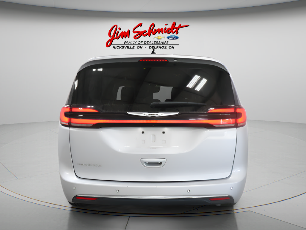 Used 2024 Chrysler Pacifica Touring-L FWD image 4