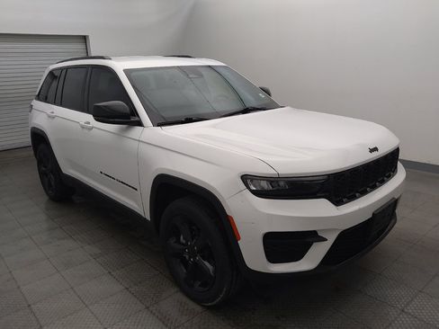 Used 2023 Jeep Grand Cherokee Altitude AWD/4WD image 13
