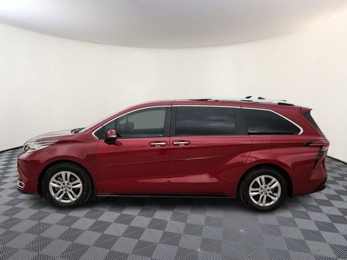 Used 2022 Toyota Sienna Limited image 2