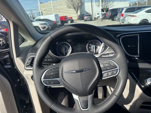 Used 2024 Chrysler Pacifica Touring-L image 10
