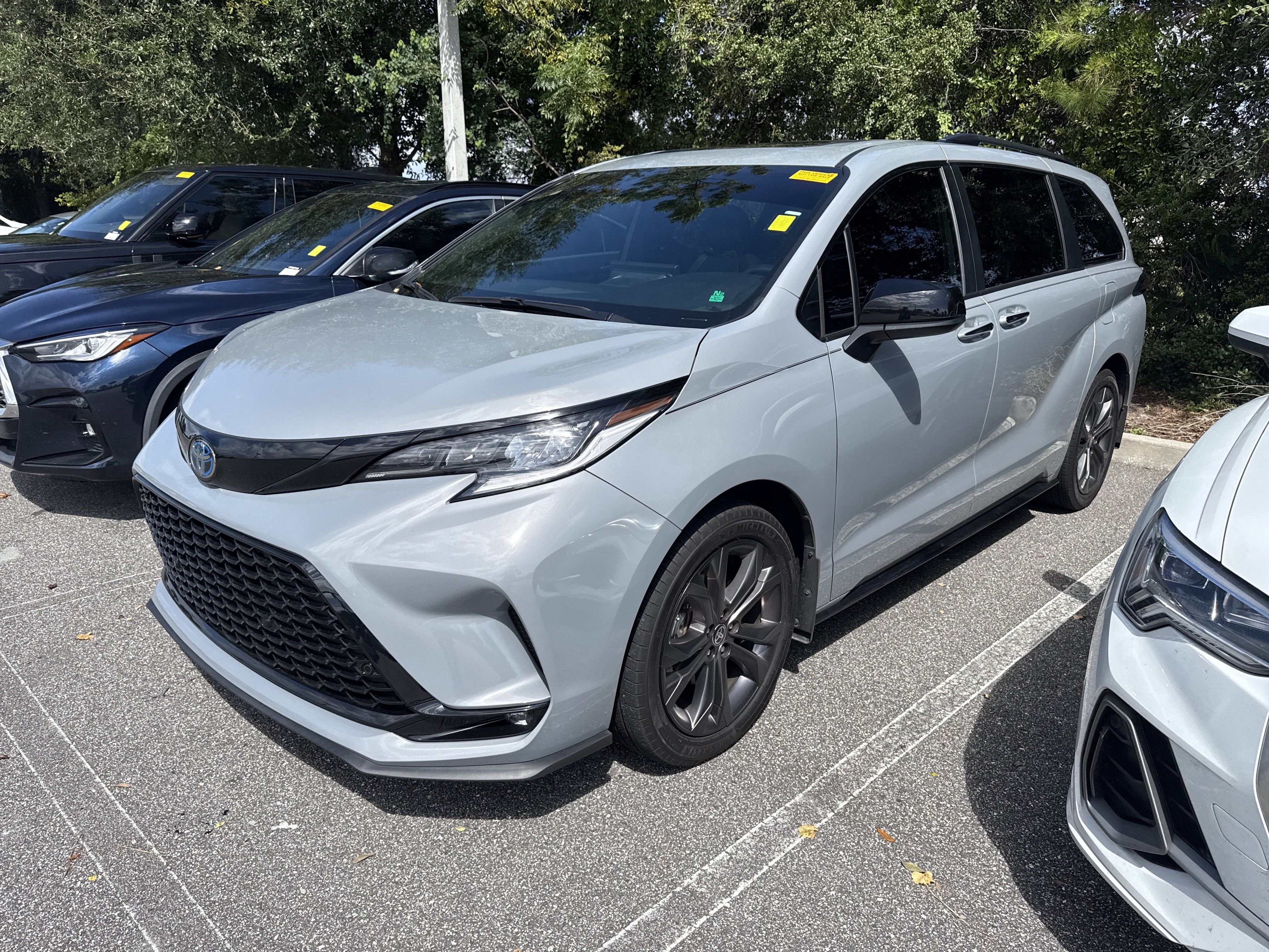 Used 2025 Toyota Sienna XSE w/ XSE Plus Package FWD image 1