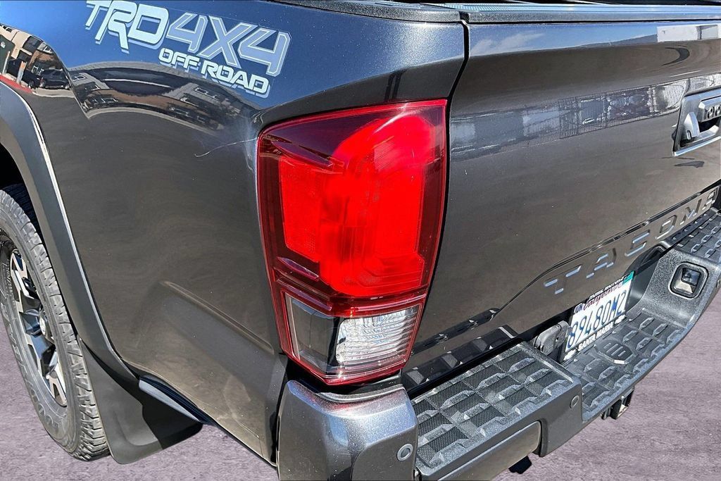 Used 2018 Toyota Tacoma TRD Off-Road w/ Technology Package AWD/4WD image 26