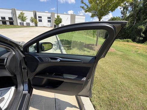 Used 2014 Ford Fusion SE w/ Equipment Group 201A FWD image 17