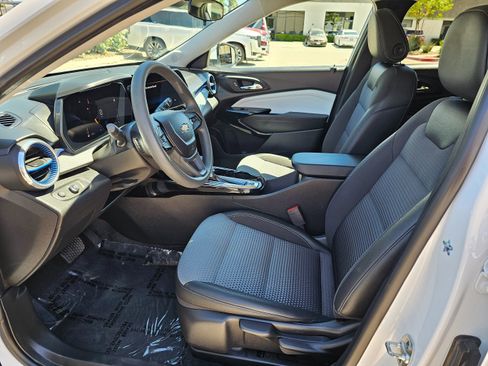 Used 2025 Chevrolet Trax LT image 16