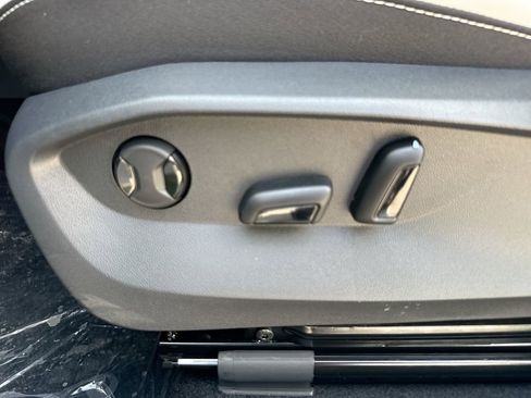 New 2026 Volkswagen Taos SE FWD image 14
