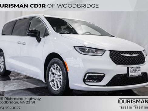 New 2026 Chrysler Pacifica Select image 1