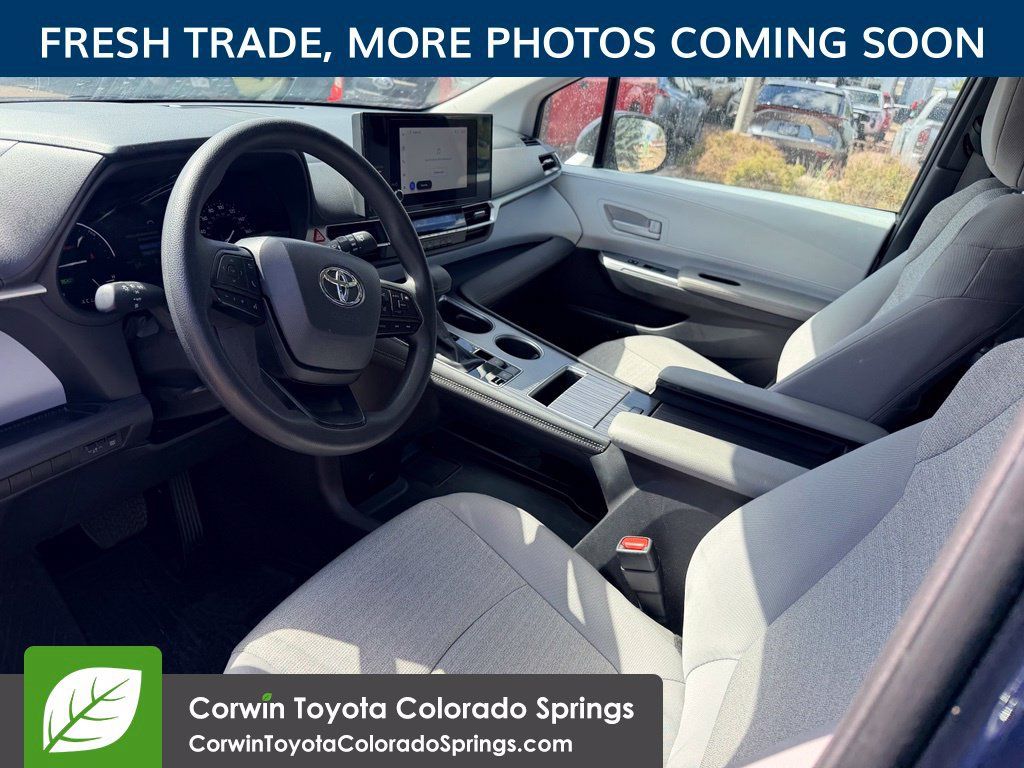 Used 2025 Toyota Sienna LE AWD/4WD image 13
