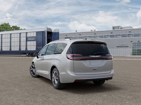 New 2026 Chrysler Pacifica Pinnacle image 3