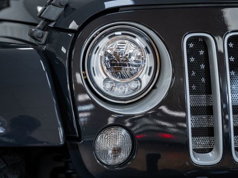 Used 2017 Jeep Wrangler Unlimited Sahara w/ Connectivity Group image 9