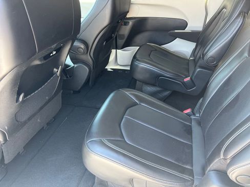 Used 2023 Chrysler Pacifica Touring-L FWD image 12