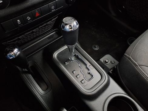 Used 2018 Jeep Wrangler Unlimited Rubicon w/ Connectivity Group image 10