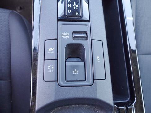 Used 2025 Toyota Prius LE FWD image 25