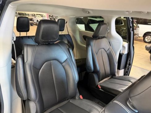 Used 2024 Chrysler Pacifica Limited FWD image 27