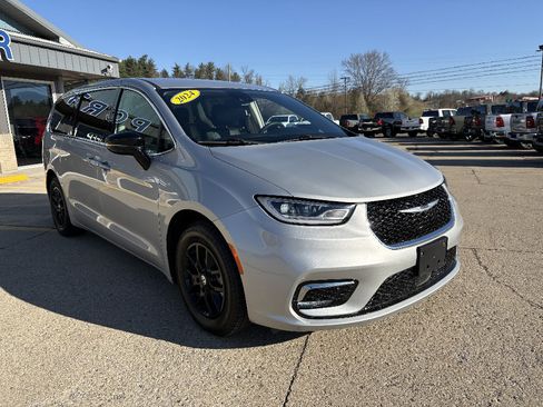 Used 2024 Chrysler Pacifica Touring-L FWD image 7