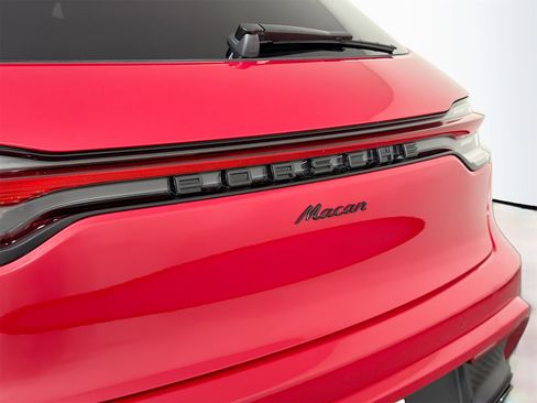 Certified 2023 Porsche Macan image 17