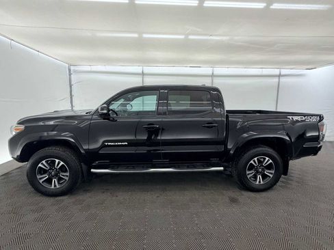 Used 2016 Toyota Tacoma TRD Sport image 3