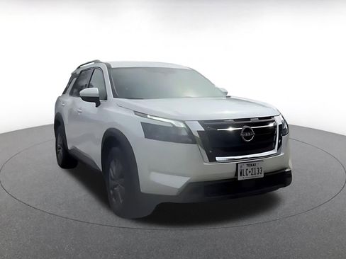Used 2025 Nissan Pathfinder SV FWD image 3