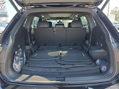 Certified 2024 Volkswagen Tiguan SE R-Line image 9