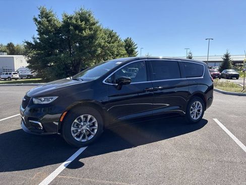 Used 2026 Chrysler Pacifica Select AWD/4WD image 3