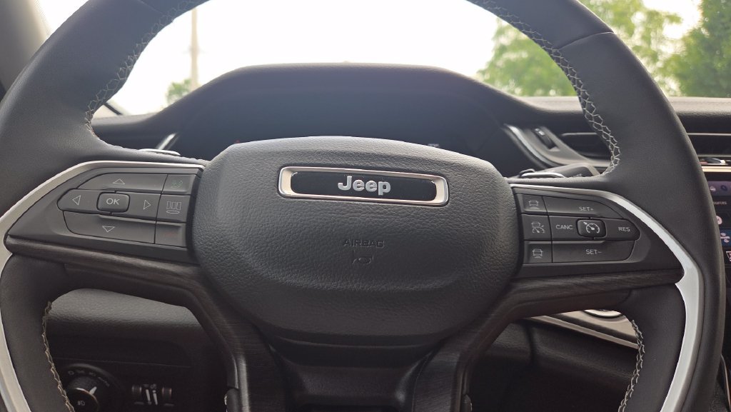 Used 2023 Jeep Grand Cherokee L Limited w/ Black Appearance Package AWD/4WD image 19