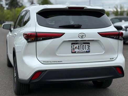Used 2023 Toyota Highlander XLE FWD image 3