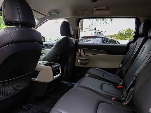 Certified 2023 Kia Carnival LX image 24