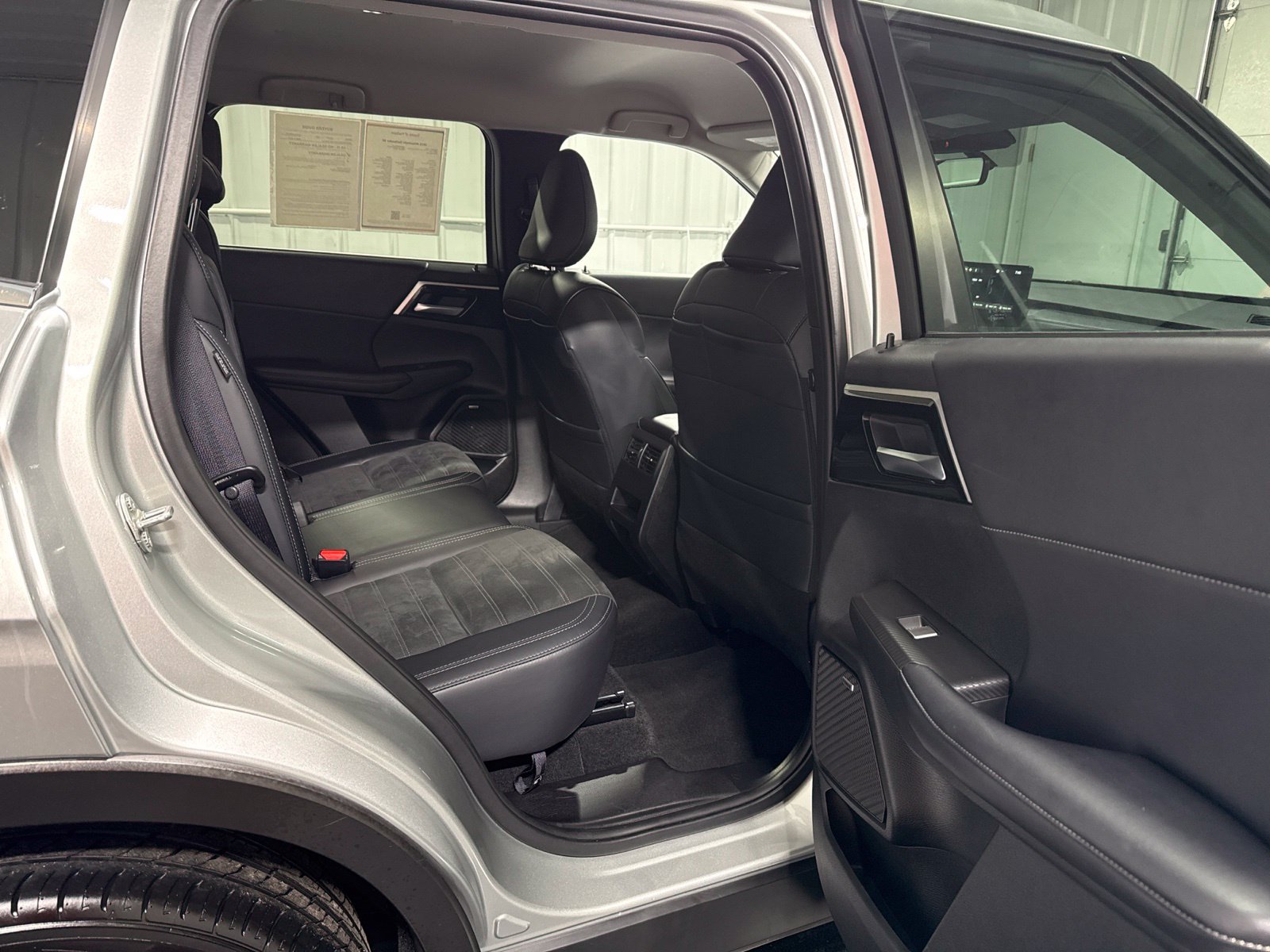 Used 2025 Mitsubishi Outlander SE AWD/4WD image 16