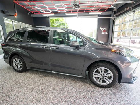 Used 2025 Toyota Sienna XLE w/ XLE Plus Package AWD/4WD image 5