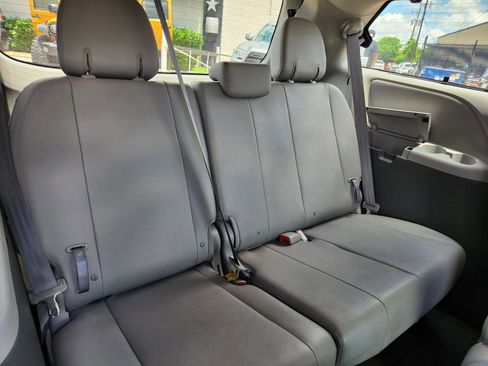 Used 2017 Toyota Sienna XLE w/ XLE Navigation Package FWD image 11