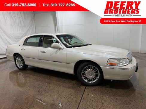 Used 2007 Lincoln Town Car Signature Limited RWD image 1
