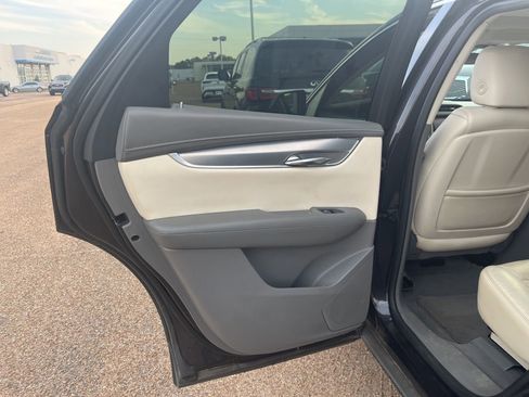 Used 2017 Cadillac XT5 Luxury image 15