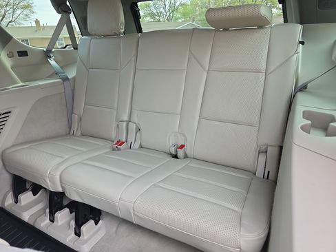 Used 2023 Cadillac Escalade Premium Luxury Platinum w/ Heavy-Duty Trailer Package AWD/4WD image 12