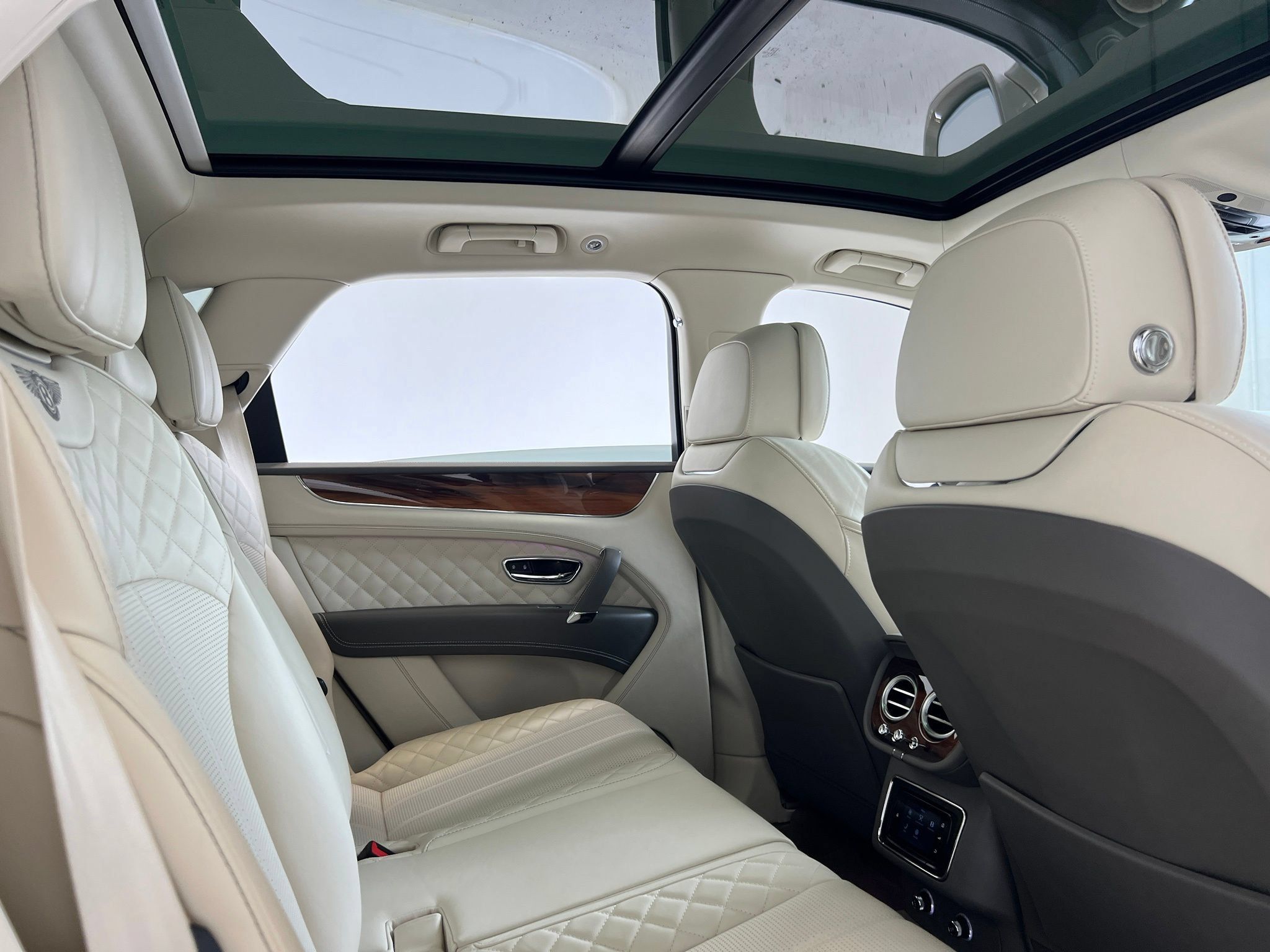 Used 2018 Bentley Bentayga AWD/4WD image 24