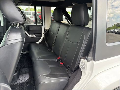 Used 2015 Jeep Wrangler Unlimited Sahara w/ Connectivity Group AWD/4WD image 18