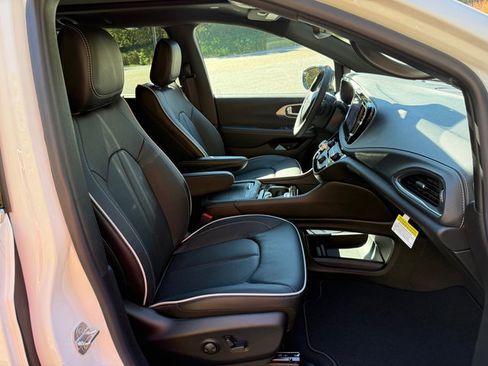 New 2026 Chrysler Pacifica Limited w/ Trailer Tow Group image 25