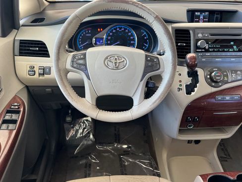 Used 2014 Toyota Sienna XLE FWD image 15