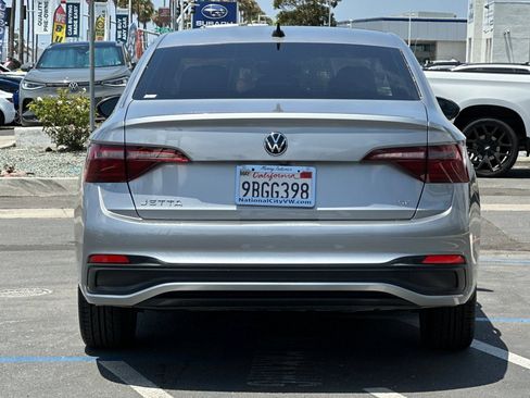 Used 2022 Volkswagen Jetta SE w/ Panoramic Sunroof Package FWD image 5