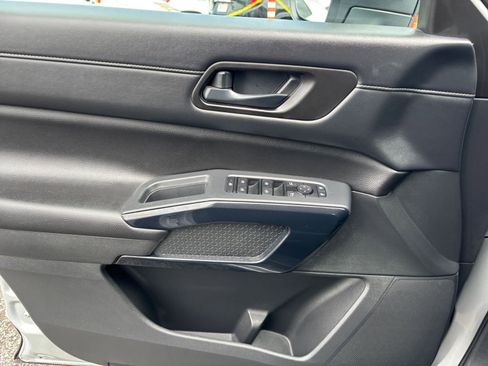 Used 2025 Nissan Pathfinder SV FWD image 18