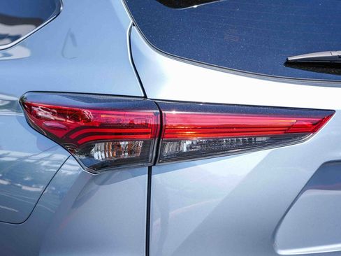 Used 2023 Toyota Highlander XLE FWD image 11