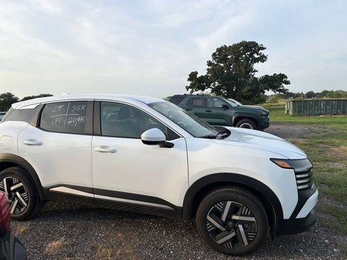 Used 2025 Nissan Kicks SV FWD image 9