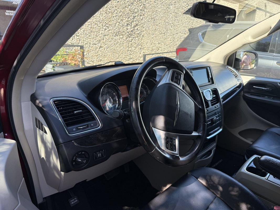 Used 2016 Chrysler Town & Country Touring FWD image 5