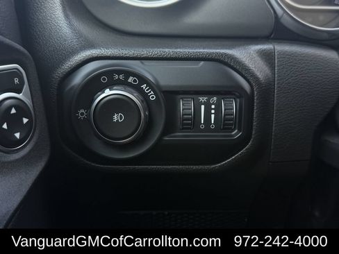 Used 2022 Jeep Wrangler Unlimited Sahara AWD/4WD image 25