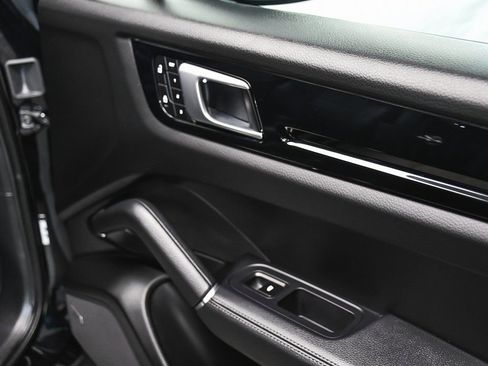 Used 2022 Porsche Cayenne Platinum Edition image 17