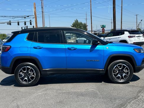 Used 2025 Jeep Compass Trailhawk AWD/4WD image 3