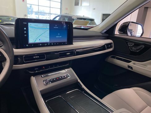 New 2026 Lincoln Aviator AWD image 13