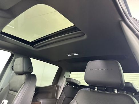 Used 2022 GMC Sierra 1500 Denali w/ Denali Premium Package image 12