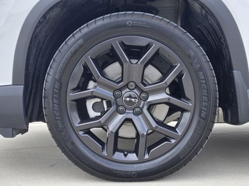 Certified 2025 Honda Pilot Touring image 11