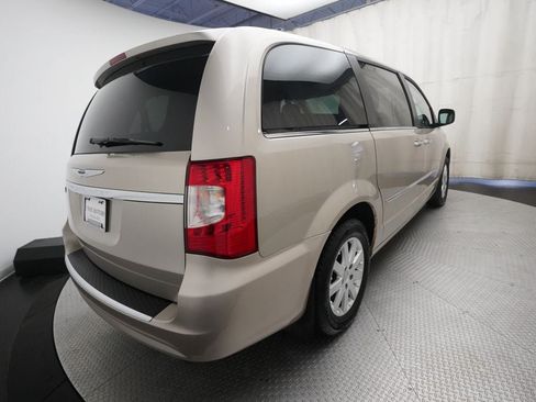 Used 2014 Chrysler Town & Country Touring w/ Driver Convenience Group FWD image 13