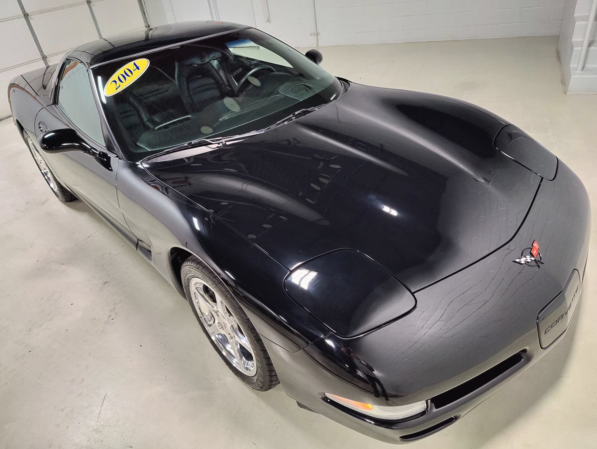 Used 2004 Chevrolet Corvette Coupe w/ Preferred Equipment Group RWD image 2